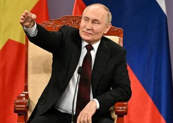Presiden Rusia Vladimir Putin memberi isyarat di atas panggung dalam sebuah acara bersama Presiden Vietnam To Lam, yang dihadiri oleh Asosiasi Persahabatan Vietnam dan generasi alumni Vietnam yang belajar di Rusia di Hanoi Opera House di Hanoi pada 20 Juni 2024. MANAN VATSYAYANA/Pool via REUTERS/TEMPO