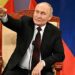 Presiden Rusia Vladimir Putin memberi isyarat di atas panggung dalam sebuah acara bersama Presiden Vietnam To Lam, yang dihadiri oleh Asosiasi Persahabatan Vietnam dan generasi alumni Vietnam yang belajar di Rusia di Hanoi Opera House di Hanoi pada 20 Juni 2024. MANAN VATSYAYANA/Pool via REUTERS/TEMPO