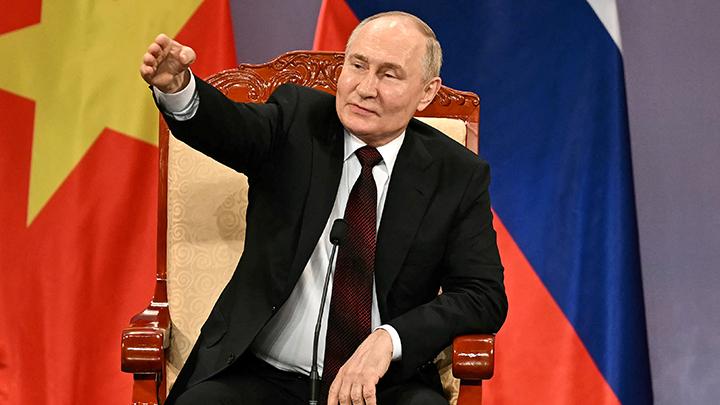 Presiden Rusia Vladimir Putin memberi isyarat di atas panggung dalam sebuah acara bersama Presiden Vietnam To Lam, yang dihadiri oleh Asosiasi Persahabatan Vietnam dan generasi alumni Vietnam yang belajar di Rusia di Hanoi Opera House di Hanoi pada 20 Juni 2024. MANAN VATSYAYANA/Pool via REUTERS/TEMPO