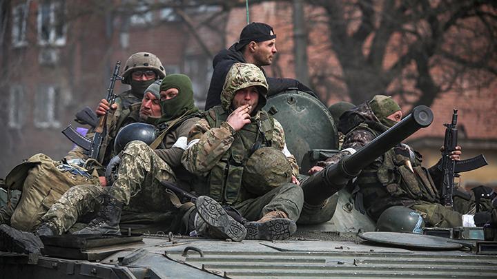Anggota layanan pasukan Pro Rusia terlihat di atas kendaraan lapis baja selama konflik Ukraina-Rusia. Sumber foto : Reuters.