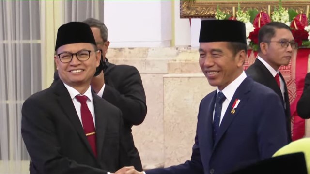 Kepala BPOM, dr. Taruna Ikrar, M.Biomed., MD., Ph.D., dan Presiden Joko Widodo.