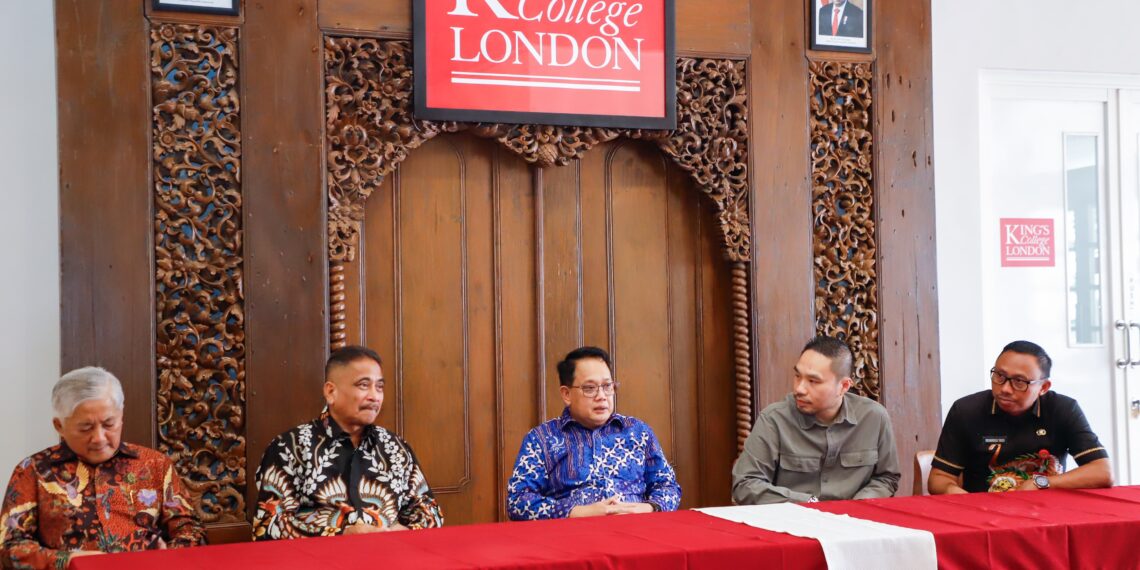 Pj. Gubernur Jawa Timur Adhy Karyono didampingi CEO dan Ketum Yayasan King’s Singhasari David Santoso saat meninjau KEK Singhasari Malang, Jumat (27/9).