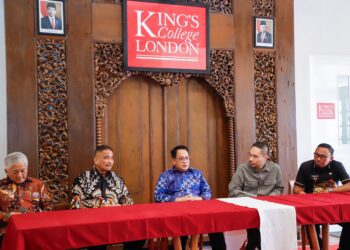 Pj. Gubernur Jawa Timur Adhy Karyono didampingi CEO dan Ketum Yayasan King’s Singhasari David Santoso saat meninjau KEK Singhasari Malang, Jumat (27/9).