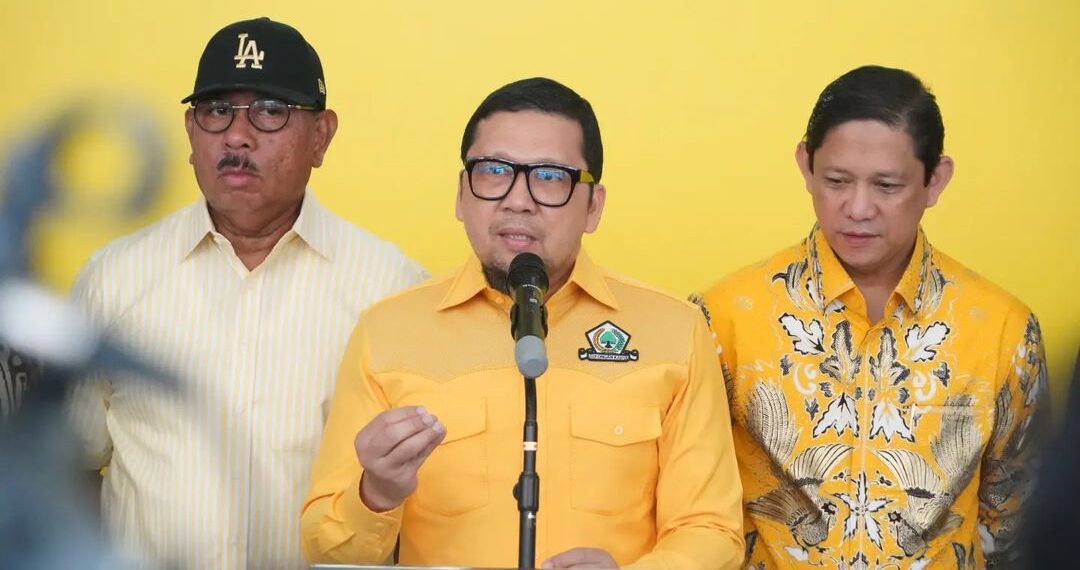 Ahmad Doli Kurnia (tengah)