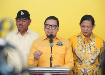 Ahmad Doli Kurnia (tengah)