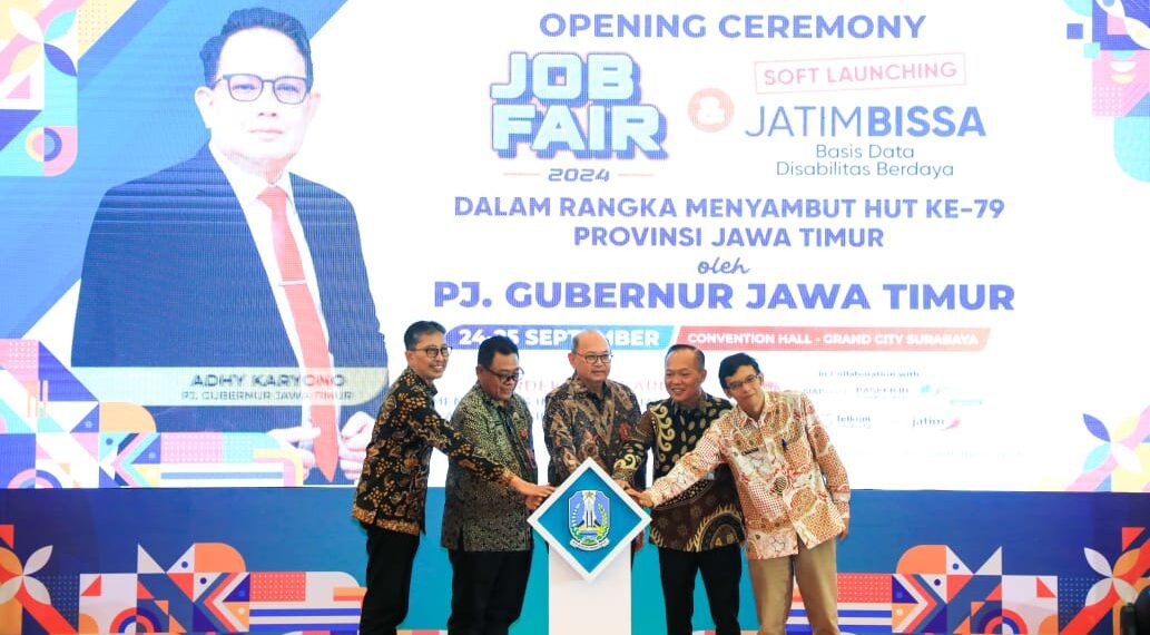 Penjabat (Pj) Sekretaris Daerah Provinsi Jawa Timur Bobby Soemiarsono saat membuka Job Fair 2024 di Grand City Convex Surabaya, Selasa (24/9).