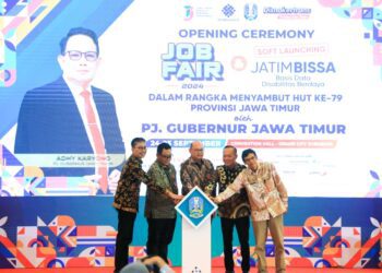 Penjabat (Pj) Sekretaris Daerah Provinsi Jawa Timur Bobby Soemiarsono saat membuka Job Fair 2024 di Grand City Convex Surabaya, Selasa (24/9).