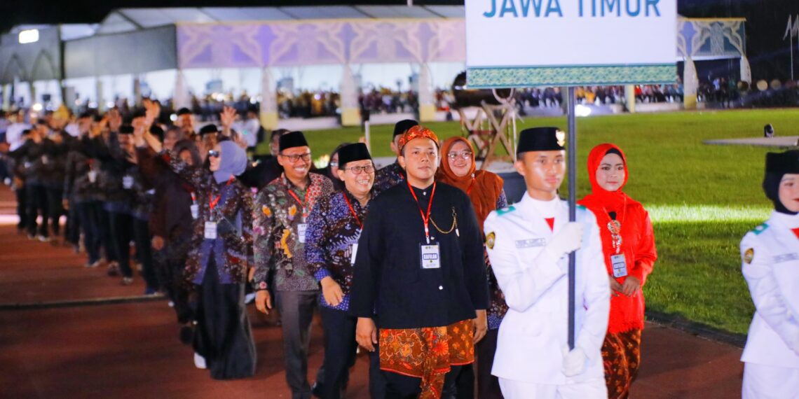 Kafilah Jawa Timur saat melakukan defile dalam pembukaan MTQ Tingkat Nasional ke-XXX di Samarinda.