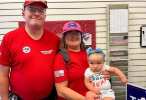 Chris dan Rachel Gottberg, keduanya adalah "Kapten Pasukan Trump" yang menjadi sukarelawan untuk kampanye Trump, berpose untuk foto sebelum berangkat untuk mengetuk pintu di York, Pennsylvania. Sumber Foto : REUTERS