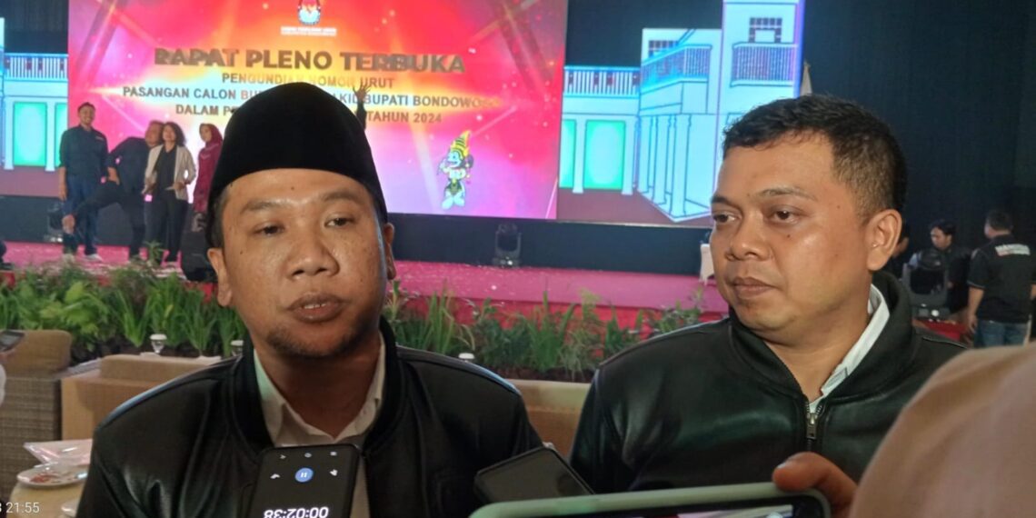 Keterangan foto : Abu Sofyan Divisi Teknis Penyelengara, Sudaedi Ketua KPU Bondowoso