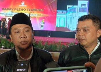 Keterangan foto : Abu Sofyan Divisi Teknis Penyelengara, Sudaedi Ketua KPU Bondowoso