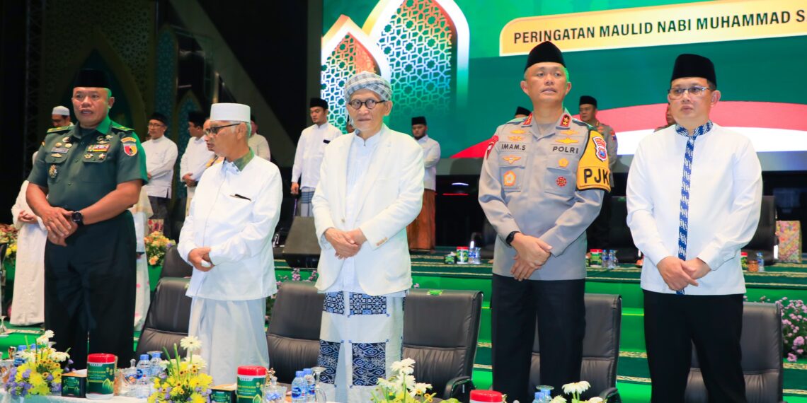 Pj. Gubernur Adhy saat menghadiri acara Do’a Bersama Pilkada Jawa Timur Tahun 2024 serta Peringatan Maulid Nabi Muhammad SAW 1446 H di Lapangan Mapolda Jatim, Kamis (26/7) malam. Sumber foto : Pemprov Jatim