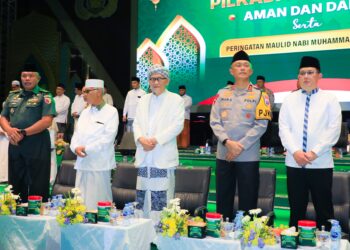 Pj. Gubernur Adhy saat menghadiri acara Do’a Bersama Pilkada Jawa Timur Tahun 2024 serta Peringatan Maulid Nabi Muhammad SAW 1446 H di Lapangan Mapolda Jatim, Kamis (26/7) malam. Sumber foto : Pemprov Jatim