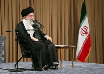 Pemimpin Tertinggi Iran, Ayatollah Ali Khamenei, berbicara selama pertemuan di Teheran, Iran, 25 September 2024. Kantor Pemimpin Tertinggi Iran/WANA (West Asia News Agency)/Handout melalui REUTERS.