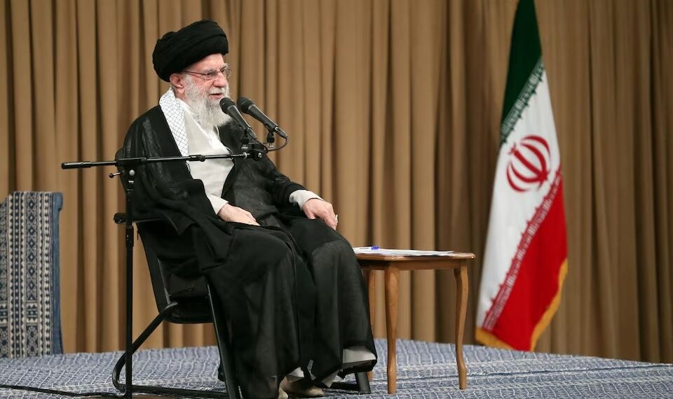 Pemimpin Tertinggi Iran, Ayatollah Ali Khamenei, berbicara selama pertemuan di Teheran, Iran, 25 September 2024. Kantor Pemimpin Tertinggi Iran/WANA (West Asia News Agency)/Handout melalui REUTERS.