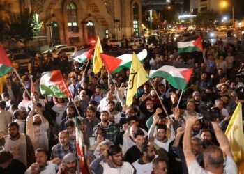 Para demonstran meneriakkan yel-yel protes anti-Israel setelah serangan Israel di Lebanon, di Tehran, Iran, 28 September 2024. Sumber foto : Majid Asgaripour/WANA (West Asia News Agency) melalui REUTERS.