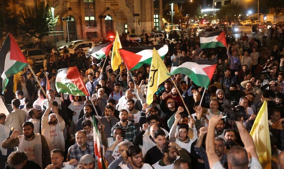 Para demonstran meneriakkan yel-yel protes anti-Israel setelah serangan Israel di Lebanon, di Tehran, Iran, 28 September 2024. Sumber foto : Majid Asgaripour/WANA (West Asia News Agency) melalui REUTERS.