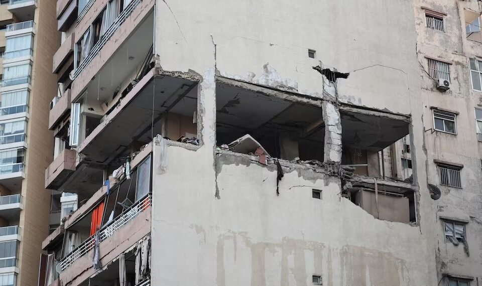 Pemandangan umum sebuah bangunan yang rusak akibat serangan Israel, di tengah ketegangan lintas perbatasan yang terus berlanjut antara Hezbollah dan pasukan Israel, di Kola, Beirut tengah, Lebanon, 30 September 2024. Sumber foto : REUTERS/Louisa Gouliamaki.