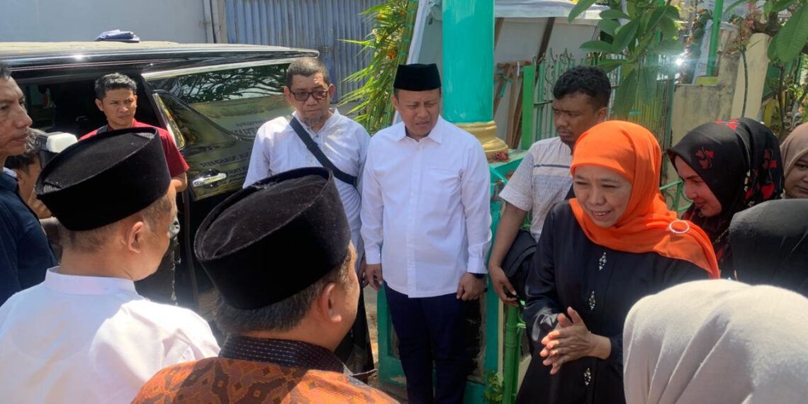 Khofifah Indar Parawansa tampak menghadiri pemakaman putra sulung dari Sekjen DPP Partai Golkar, M.Sarmuji, yang dimakamkan di Surabaya pada Senin (30/9).