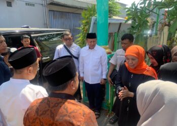 Khofifah Indar Parawansa tampak menghadiri pemakaman putra sulung dari Sekjen DPP Partai Golkar, M.Sarmuji, yang dimakamkan di Surabaya pada Senin (30/9).