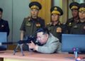 Kim Jong Un, Presiden Korut, saat melakukan uji coba senjata pasukan Korea Utara. Sumber foto : Sputnik Globe