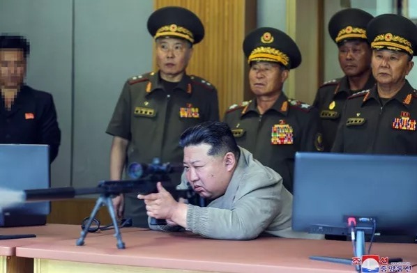 Kim Jong Un, Presiden Korut, saat melakukan uji coba senjata pasukan Korea Utara. Sumber foto : Sputnik Globe
