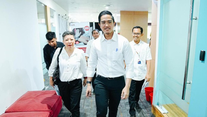 Putra Bungsu Presiden Jokowi, Kaesang Pangarep, saat berkunjung ke KPK dalam rangka klarifikasi isu jet pribadi pada Selasa (17/9/24). Sumner foto : istimewa.