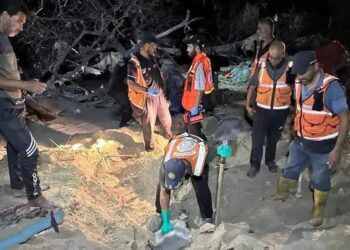 para petugas penyelamat palestina memeriksa reruntuhan di zona pengungsi al mawasi khan younis jalur gaza bagian selatan usai 169