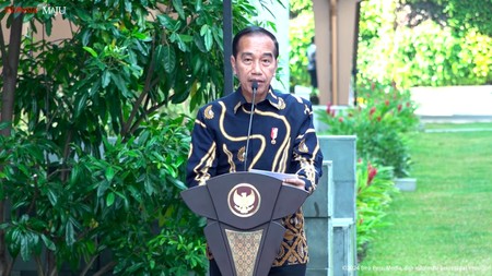 Presiden Jokowi memberikan sambutan saat peresmian Kawasan Indonesia Islamic Financial Center, Jakarta, Selasa (17/9/24). Sumber Foto berasal dari tangkapan layar Youtube Sekretariat Presiden.