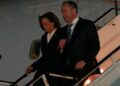 Calon presiden dari Partai Demokrat, Wakil Presiden Kamala Harris, tiba di Bandara LaGuardia bersama suaminya, Douglas Emhoff, setelah debat. Sumber foto : The Sydney Morning Herald