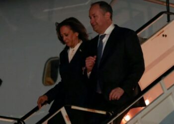 Calon presiden dari Partai Demokrat, Wakil Presiden Kamala Harris, tiba di Bandara LaGuardia bersama suaminya, Douglas Emhoff, setelah debat. Sumber foto : The Sydney Morning Herald
