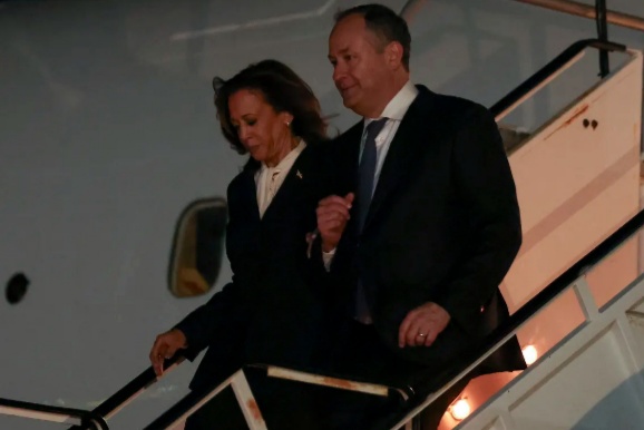 Calon presiden dari Partai Demokrat, Wakil Presiden Kamala Harris, tiba di Bandara LaGuardia bersama suaminya, Douglas Emhoff, setelah debat. Sumber foto : The Sydney Morning Herald