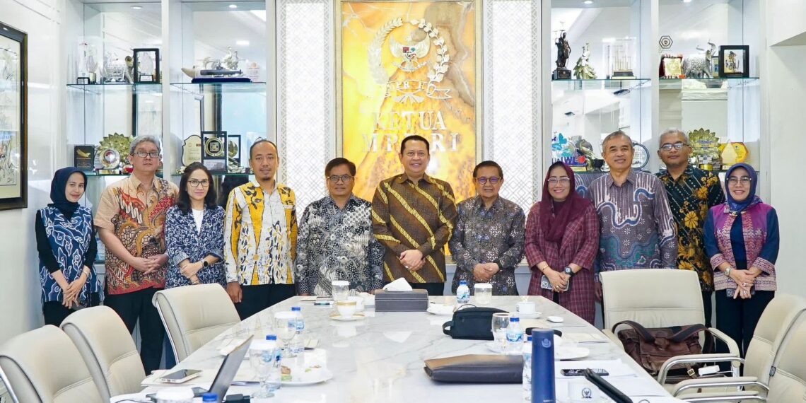 Ketua MPR RI, Bambang Soesatyo, pose bersama dengan narasumber dan peserta Forum Diskusi Aktual Berbangsa dan Bernegara, 'Akselerasi Pelaksanaan SDG’s Guna Mengurangi Ketimpangan Ekonomi', di Jakarta, Rabu (11/9/24)