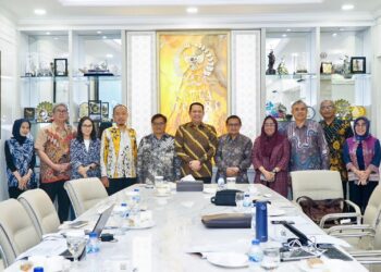Ketua MPR RI, Bambang Soesatyo, pose bersama dengan narasumber dan peserta Forum Diskusi Aktual Berbangsa dan Bernegara, 'Akselerasi Pelaksanaan SDG’s Guna Mengurangi Ketimpangan Ekonomi', di Jakarta, Rabu (11/9/24)