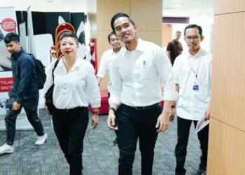 Kaesang Pangarep, Putra Bungsu Presiden Jokowi sekaligus Ketua Umum PSI saat menyambangi KPK Jakarta pada Selasa (17/9) guna mengklarifikasi penggunaan isu jet pribadi yang menghebohkan publik tanah air. Sumber foto : Istimewa.