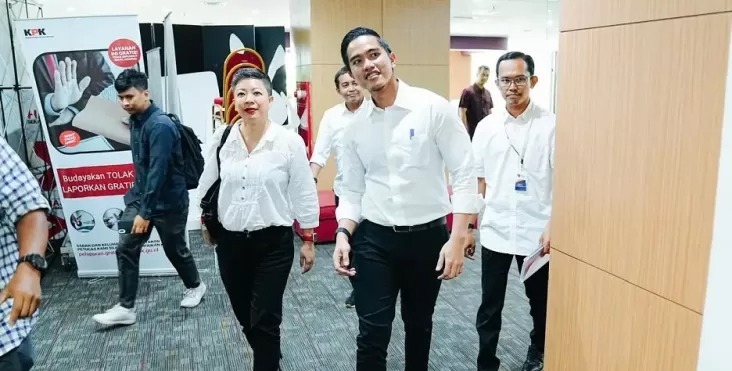Kaesang Pangarep, Putra Bungsu Presiden Jokowi sekaligus Ketua Umum PSI saat menyambangi KPK Jakarta pada Selasa (17/9) guna mengklarifikasi penggunaan isu jet pribadi yang menghebohkan publik tanah air. Sumber foto : Istimewa.