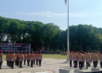 Apel kebangsaan bersama pendamping desa di alun-alun kota Bojonegoro, Jawa Timur, Selasa (17/9/2024).