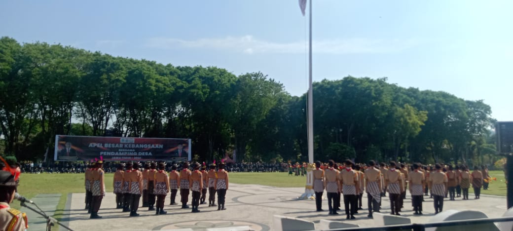 Apel kebangsaan bersama pendamping desa di alun-alun kota Bojonegoro, Jawa Timur, Selasa (17/9/2024).