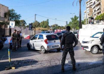 Tentara Lebanon memblokir pintu masuk ke pinggiran selatan Beirut setelah ledakan.