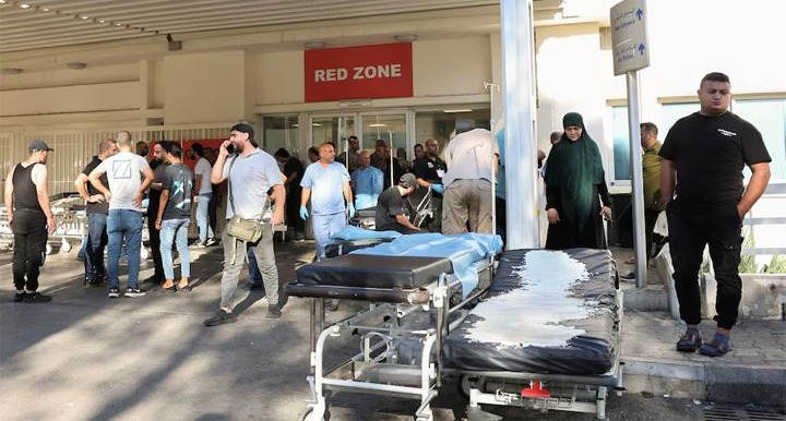 Orang-orang berkumpul di luar sebuah rumah sakit, sementara ratusan anggota kelompok bersenjata Lebanon, Hizbullah, termasuk para pejuang dan petugas medis, terluka parah pada Selasa ketika pager yang mereka gunakan untuk berkomunikasi meledak, menurut sumber keamanan, di Beirut, Lebanon, 17 September 2024. Sumber Foto : Reuters/Mohamed Azakir