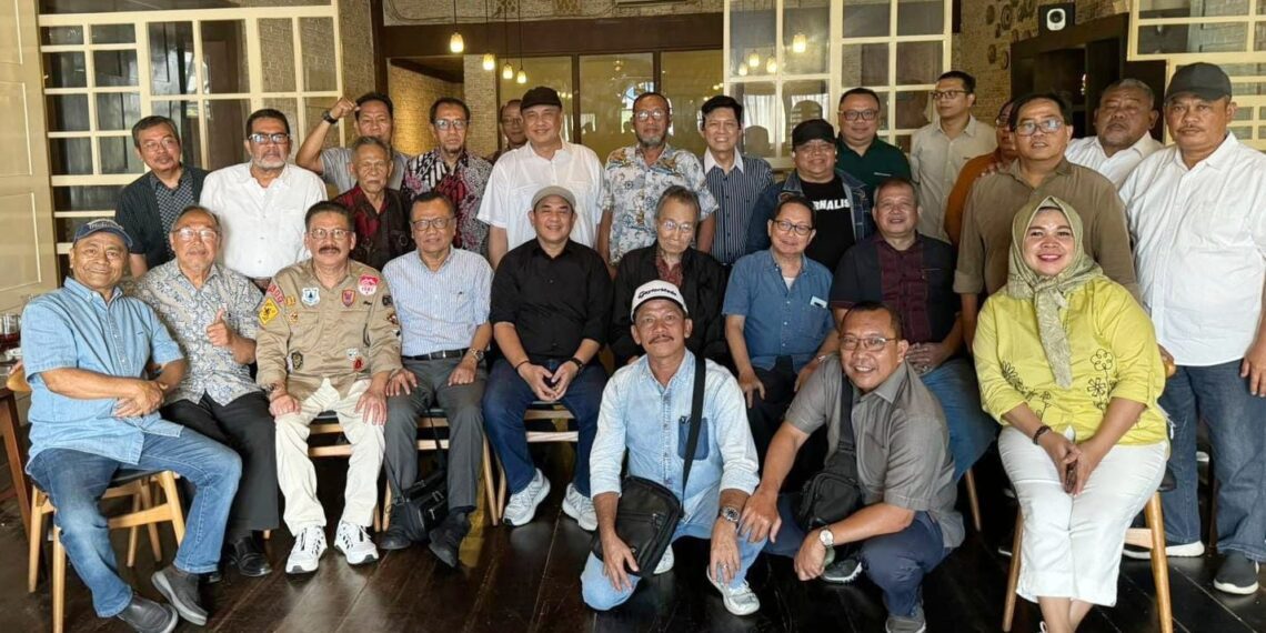 Pengurus Pusat PWI saat berpose bersama seusai Rapat Pleno Perdana di Jakarta pada Rabu (18/9/24)