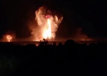 Awan jamur membubung setelah ledakan, di tengah konflik Rusia-Ukraina, di Toropets, wilayah Tver, Rusia, dalam tangkapan layar yang diperoleh dari video media sosial yang dirilis pada 18 September 2024. Media Sosial/via REUTERS.