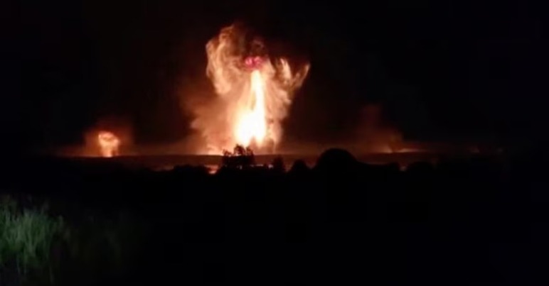 Awan jamur membubung setelah ledakan, di tengah konflik Rusia-Ukraina, di Toropets, wilayah Tver, Rusia, dalam tangkapan layar yang diperoleh dari video media sosial yang dirilis pada 18 September 2024. Media Sosial/via REUTERS.