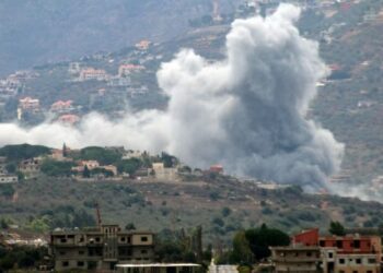 Asap membubung dari desa Kfar Kila di selatan Lebanon, di tengah konflik lintas perbatasan yang sedang berlangsung antara Hezbollah dan pasukan Israel, seperti yang terlihat dari Marjayoun, dekat perbatasan dengan Israel, 20 September 2024. REUTERS/Karamallah Daher