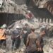 Petugas darurat bekerja di lokasi serangan Israel pada hari Jumat, sementara operasi pencarian dan penyelamatan terus berlangsung, di pinggiran selatan Beirut, Lebanon, 21 September 2024. REUTERS/Amr Abdallah Dalsh.