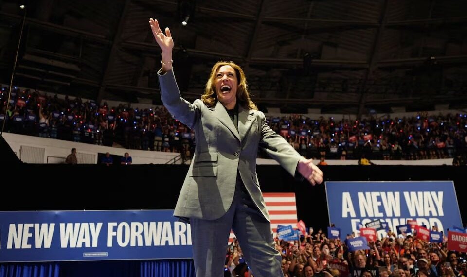Calon presiden dari Partai Demokrat dan Wakil Presiden Amerika Serikat Kamala Harris bereaksi selama acara kampanye di Madison, Wisconsin, AS, 20 September 2024. Sumber foto : REUTERS/Jim Vondruska.