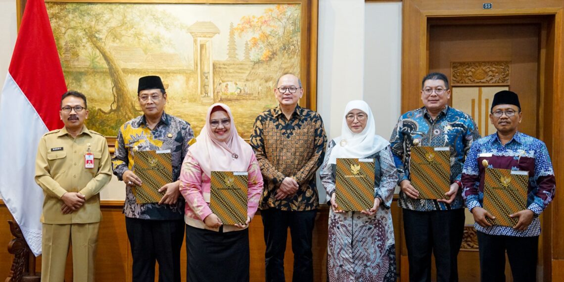 Penyerahan surat tugas pada 5 Plt di Jawa Timur dari Pj Sekdaprov Jatim, Bobby Soeimarsono. Sumber foto : Pemprov Jatim.
