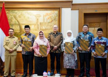Penyerahan surat tugas pada 5 Plt di Jawa Timur dari Pj Sekdaprov Jatim, Bobby Soeimarsono. Sumber foto : Pemprov Jatim.