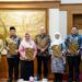 Penyerahan surat tugas pada 5 Plt di Jawa Timur dari Pj Sekdaprov Jatim, Bobby Soeimarsono. Sumber foto : Pemprov Jatim.