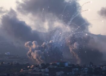 Asap membubung di wilayah selatan Lebanon setelah serangan Israel, di tengah bentrokan lintas perbatasan yang sedang berlangsung antara Hizbullah dan pasukan Israel, terlihat dari Tirus, Lebanon selatan, 23 September. REUTERS/Aziz Taher